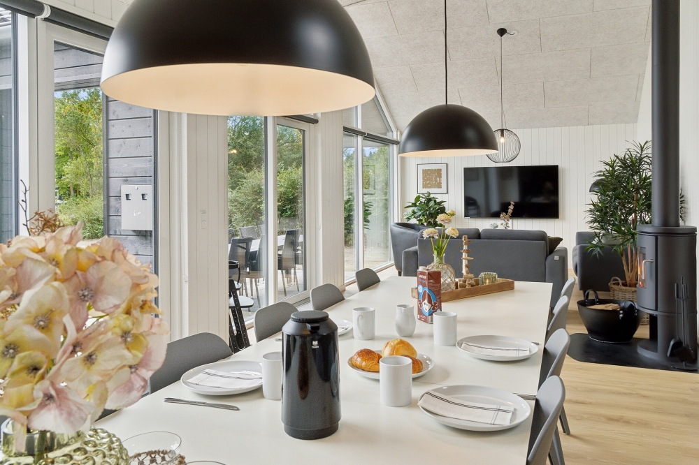 Det stora ljusa vardagsrummet i lyxstuga nr 644 för 14.
