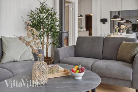 I soffhörnan i lyxstuga 644 i Lolland/Falster/Møn kan ni spela brädspel eller titta på film tillsammans.