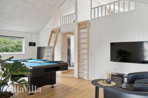 Förutom de många timmar som du kan tillbringa i stugans poolavdelning erbjuder lyxstuga 644 även biljard, bordtennis och dart