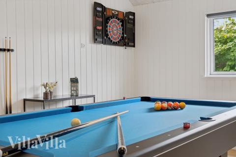 Lyxstuga 644 för 14 personer har ett stort aktivitetsrum med bl.a. biljard och dart