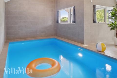 Sommarstuga 644 är inredd med en smakfull poolavdelning som har vattenrutschbana, ett stort inbyggt spapad och bastu