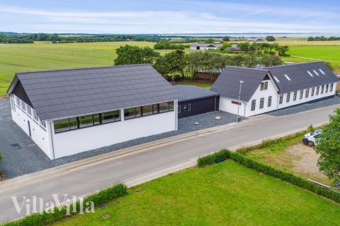 Den praktfulla poolstugan nr 645 med plats för 40 personer ligger i Limfjorden