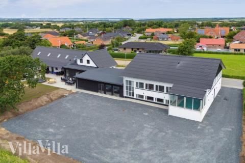 Den tjusiga sommarstugan nr 645 med gott om plats för upp till 40 personer