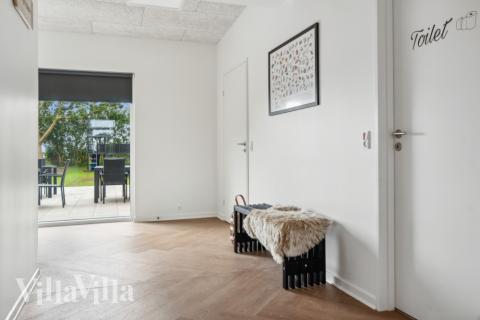 Den rymliga entrén i lyxstuga nr 645 i Limfjorden