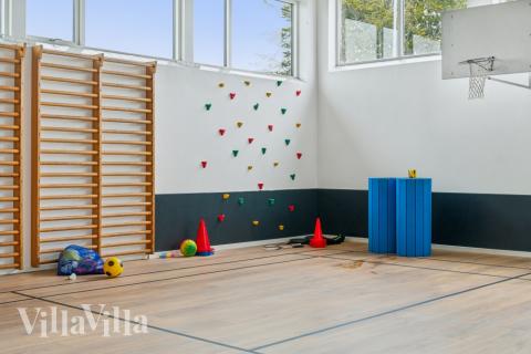 Förutom de många timmar som du kan tillbringa i stugans poolavdelning erbjuder lyxstuga 645 även biljard, bordtennis och dart