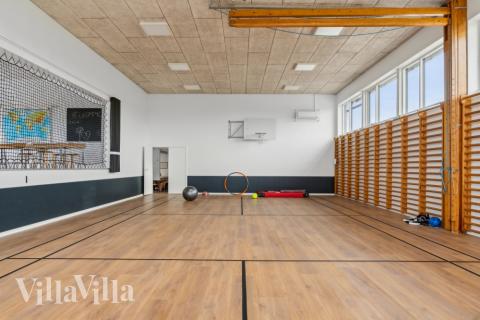 Lyxstuga 645 för 40 personer har ett stort aktivitetsrum med bl.a. biljard och dart