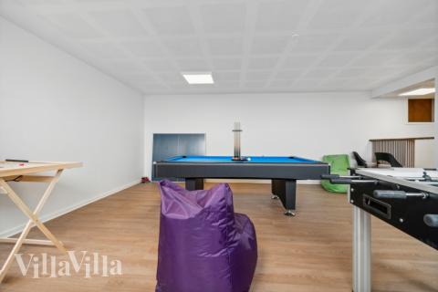 Aktivitetsrum i lyxstuga nr 645 med 14 sovrum och plats för 40 personer.