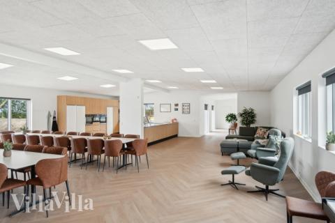 Det stora ljusa vardagsrummet i lyxstuga nr 645 för 40.