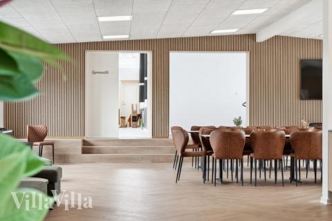 Vardagsrummet i lyxstuga nr. 645 har plats för 40 personer.