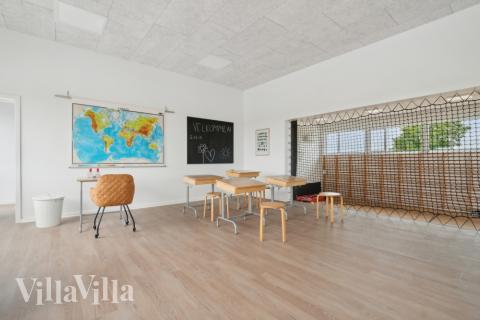 I soffhörnan i lyxstuga 645 i Limfjorden kan ni spela brädspel eller titta på film tillsammans.