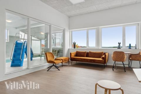 När ni besöker lyxhus nr 645 kan ni mysa tillsammans i sofforna.