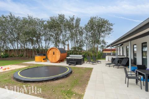 Till den trevliga sommarstugan nr 645 i Limfjorden erbjuds en mängd utomhusaktiviteter, t.ex. lektorn och gungor