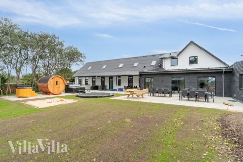 I Limfjorden ligger detta vackra poolhus nr 645 med plats för 40 personer.