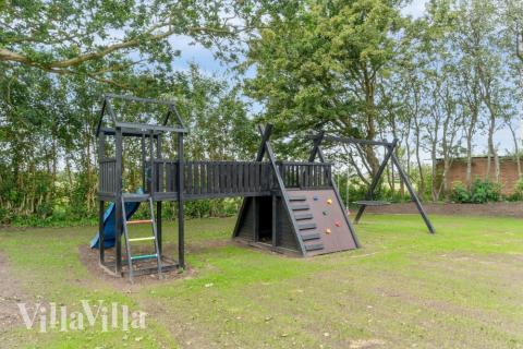 Förutom de många timmar som du kan tillbringa i stugans poolavdelning erbjuder lyxstuga 645 även många utomhusaktiviteter