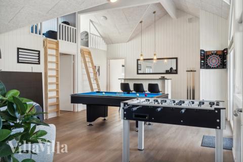 Lyxstuga 646 för 18 personer har ett stort aktivitetsrum med bl.a. biljard och dart