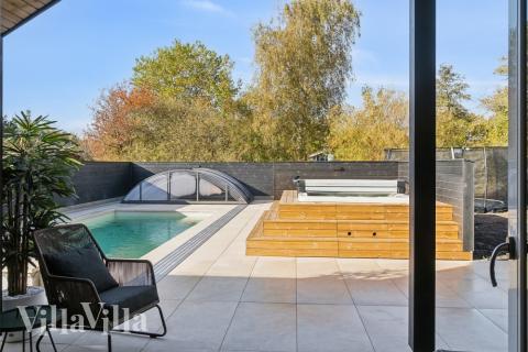 Sommarstuga 646 är inredd med en smakfull poolavdelning som har vattenrutschbana, ett stort inbyggt spapad och bastu