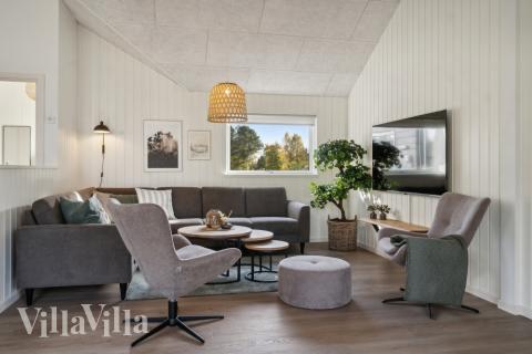 I soffhörnan i lyxstuga 646 i Nordsjälland kan ni spela brädspel eller titta på film tillsammans.