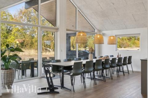 Det stora ljusa vardagsrummet i lyxstuga nr 646 för 18.