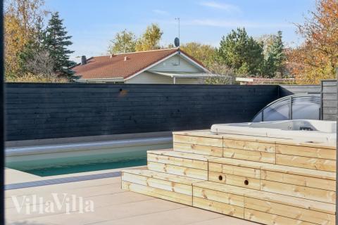 Det finns pool och 7 sovrum i lyxstuga nr  646.