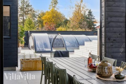 Lyxstuga nr 646 har en härlig terrass med sköna trädgårdsmöbler för 18 personer.