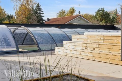 Den härliga poolen i lyxstuga nr 646 för 18 personer