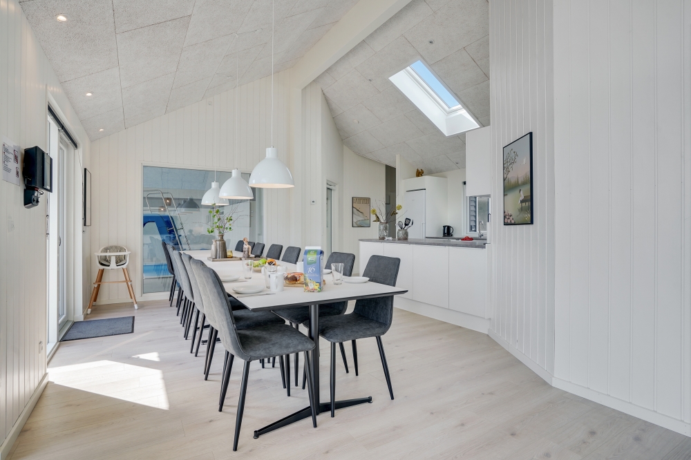 Det stora ljusa vardagsrummet i lyxstuga nr 802 för 16.