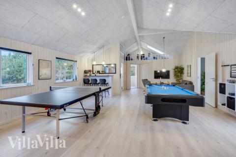 Lyxstuga 808 för 20 personer har ett stort aktivitetsrum med bl.a. biljard och dart