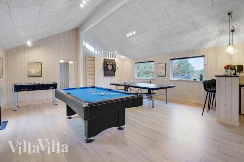 Förutom de många timmar som du kan tillbringa i stugans poolavdelning erbjuder lyxstuga 808 även biljard, bordtennis och dart