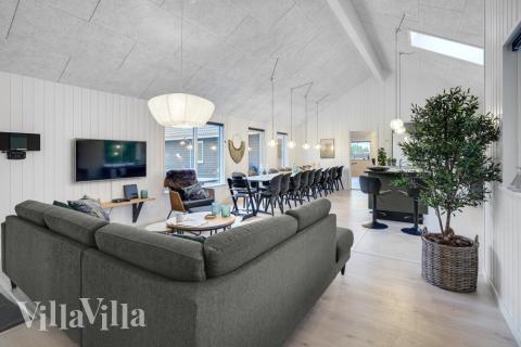 I soffhörnan i lyxstuga 808 i Østjylland kan ni spela brädspel eller titta på film tillsammans.