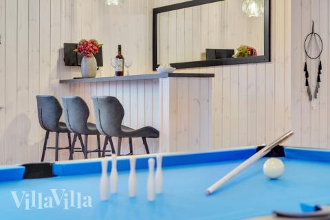 Aktivitetsrum i lyxstuga nr 808 med 8 sovrum och plats för 20 personer.