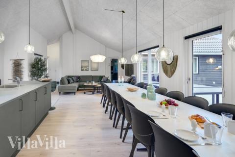 Det stora ljusa vardagsrummet i lyxstuga nr 808 för 20.