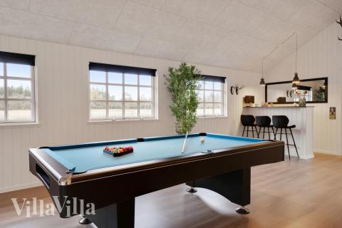 Lyxstuga 810 för 18 personer har ett stort aktivitetsrum med bl.a. biljard och dart