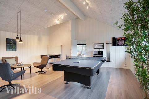 Förutom de många timmar som du kan tillbringa i stugans poolavdelning erbjuder lyxstuga 810 även biljard, bordtennis och dart