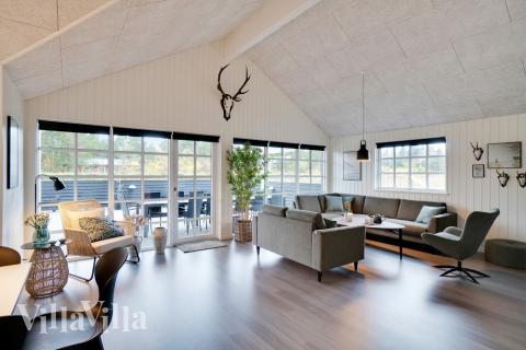 Det stora ljusa vardagsrummet i lyxstuga nr 810 för 18.