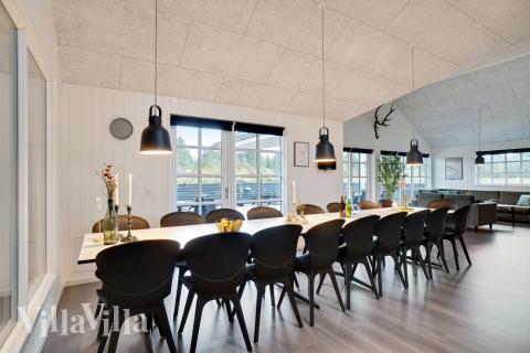 Köket i lyxstuga nr 810 är utrustat så att ni kan laga mat till 18 personer.