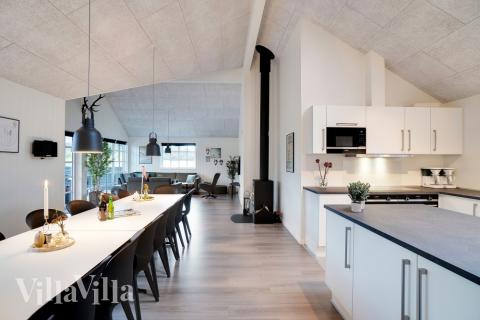 Vardagsrummet i lyxstuga nr. 810 har plats för 18 personer.