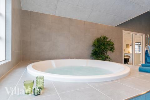 Njut av spabadets värme i lyxstuga nr 810 i Østjylland