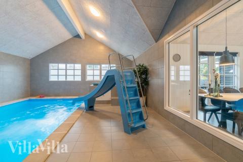 Den härliga poolen i lyxstuga nr 810 för 18 personer