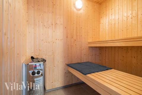 Njut av bastuvärmen i lyxstuga nr 810 för 18 personer