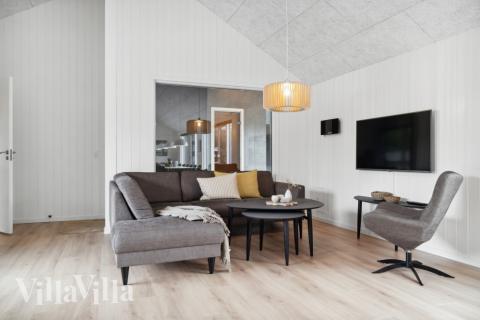 I soffhörnan i lyxstuga 814 i Østjylland kan ni spela brädspel eller titta på film tillsammans.