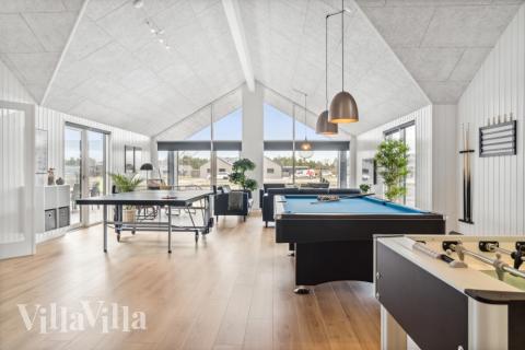 Förutom de många timmar som du kan tillbringa i stugans poolavdelning erbjuder lyxstuga 814 även biljard, bordtennis och dart