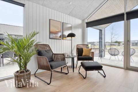 Vardagsrummet i lyxstuga nr. 814 har plats för 26 personer.