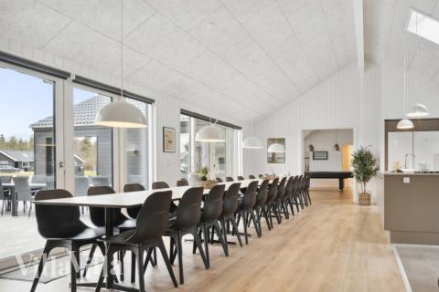 Det stora ljusa vardagsrummet i lyxstuga nr 814 för 26.