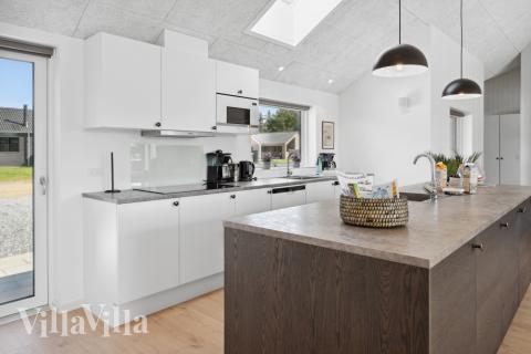 Välinrett kök i lyxstuga nr 816 i Østjylland.