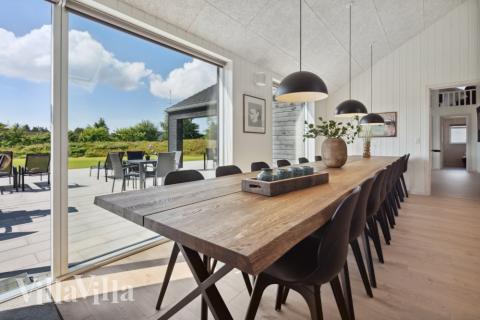 Det stora ljusa vardagsrummet i lyxstuga nr 816 för 20.