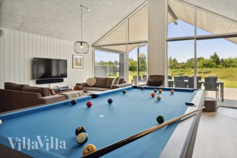 Lyxstuga 816 för 20 personer har ett stort aktivitetsrum med bl.a. biljard och dart