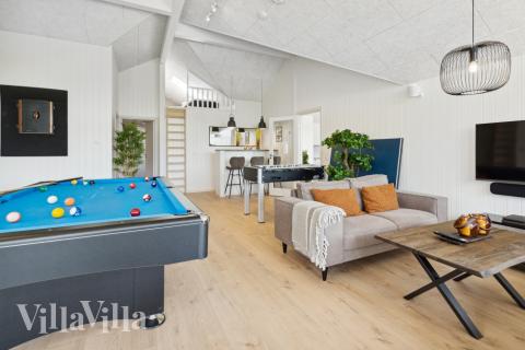 Förutom de många timmar som du kan tillbringa i stugans poolavdelning erbjuder lyxstuga 816 även biljard, bordtennis och dart