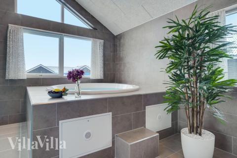 Njut av spabadets värme i lyxstuga nr 816 i Østjylland