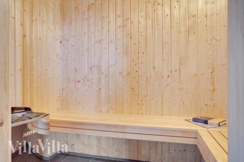 Njut av bastuvärmen i lyxstuga nr 816 för 20 personer