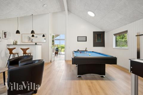 Aktivitetsrum i lyxstuga nr 818 med 6 sovrum och plats för 16 personer.